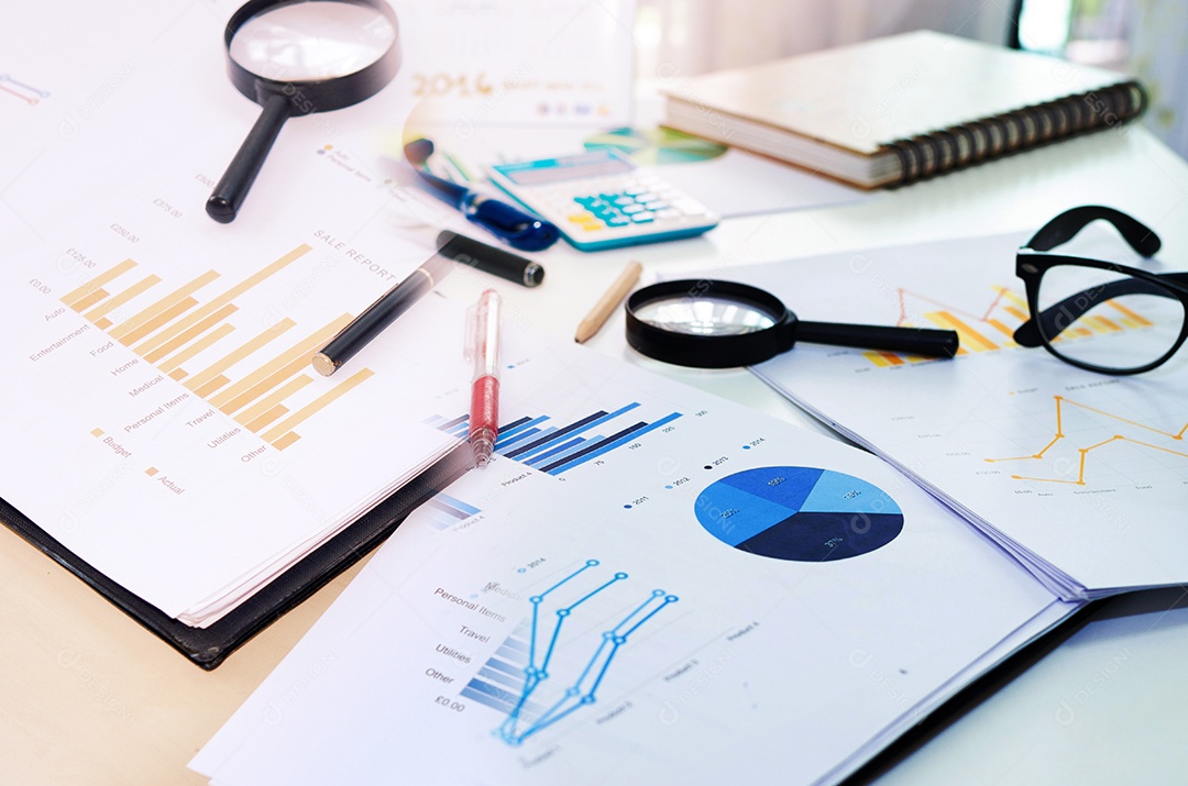 Relatório de gráficos e gráficos com caneta.