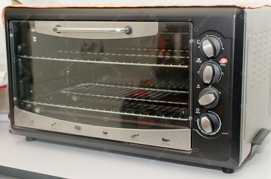 Um forno elétrico de pão na mesa preto.