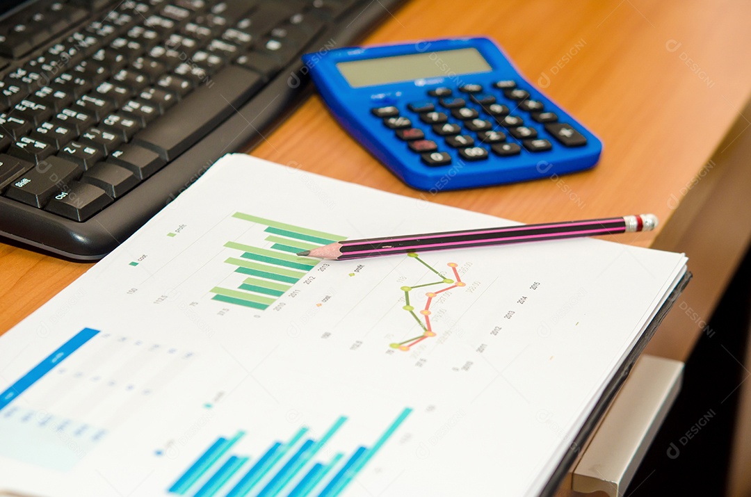 Documentos e calculadora na mesa.