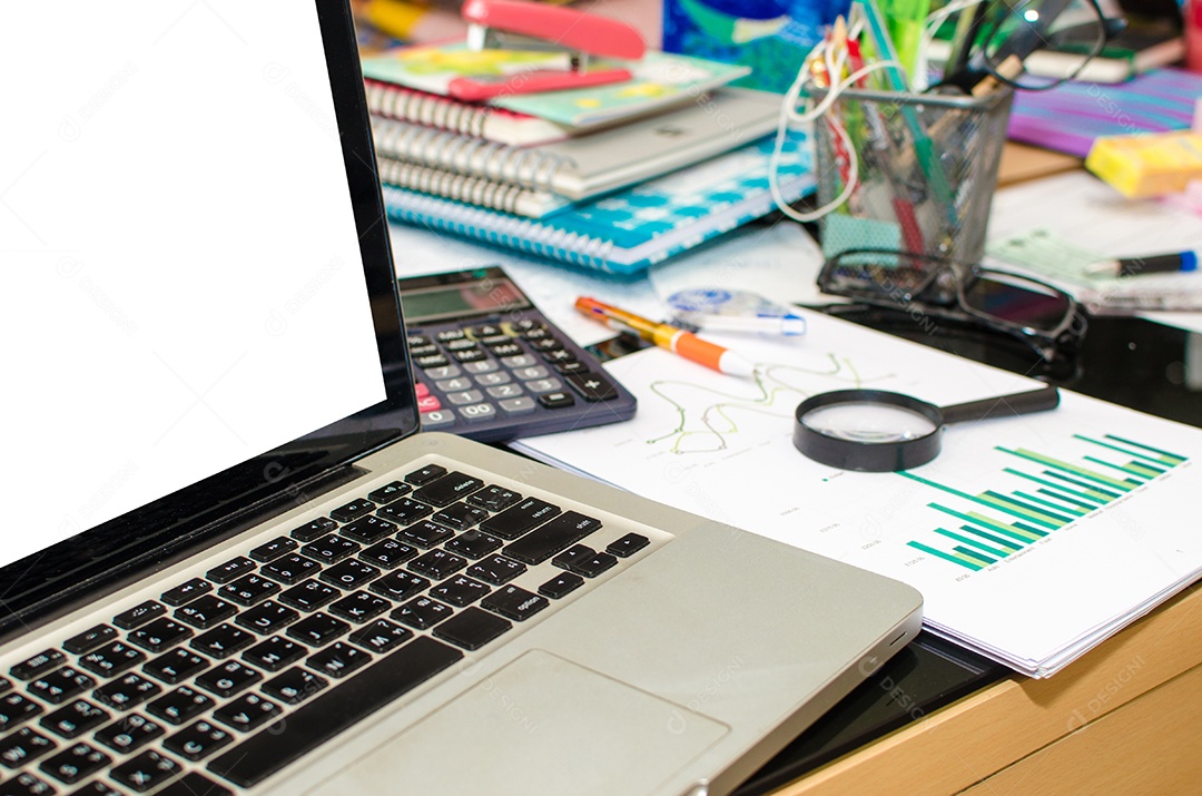 Marketing de plano de negócios e computador na mesa.