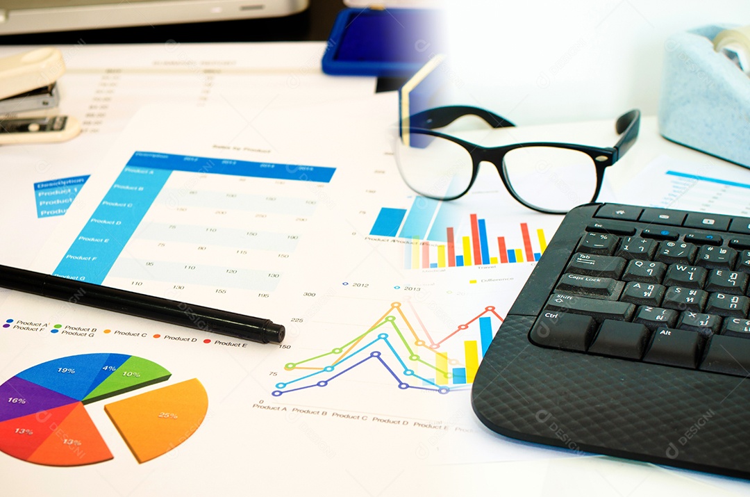 Documento de negócios e teclado e caneta com gráficos, estatísticas e documentos de negócios