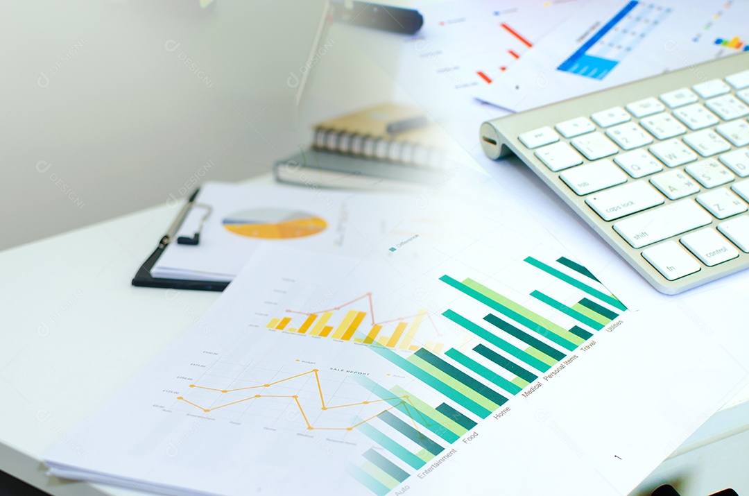 Laptop e caneta com gráficos de negócios, gráficos, estatísticas e documentos
