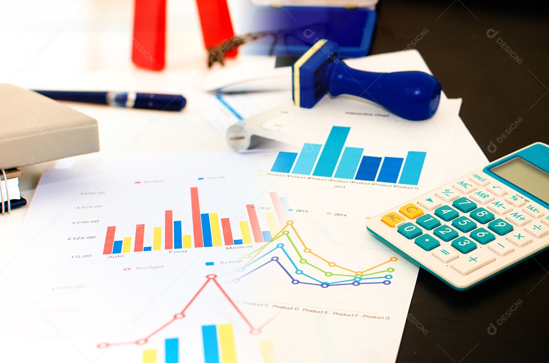 Documentos de negócios com crescimento de gráficos