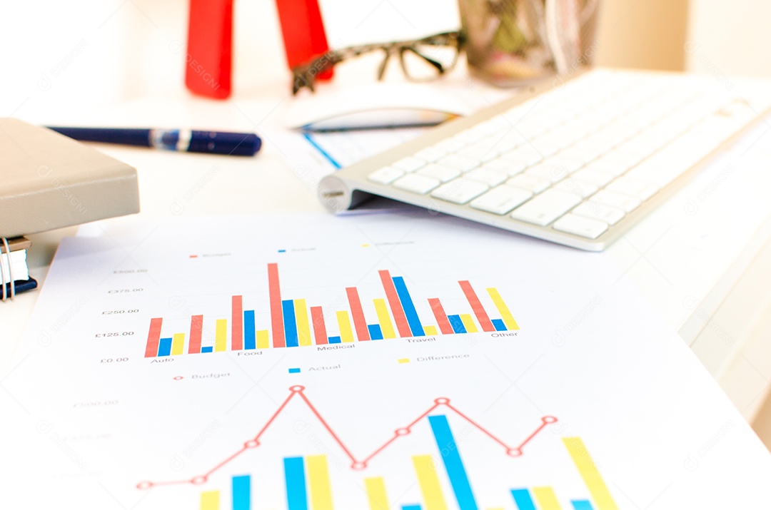 Gráficos e gráficos de papel financeiro na mesa