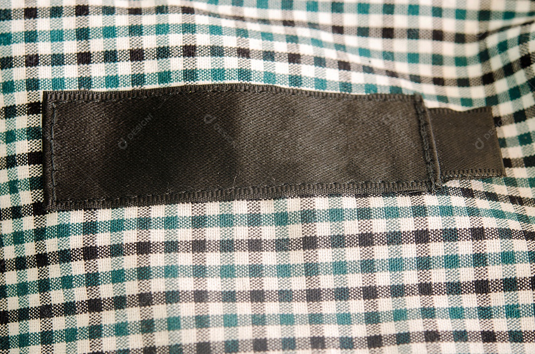 Etiqueta da marca em uma camisa da melhor qualidade - close-up