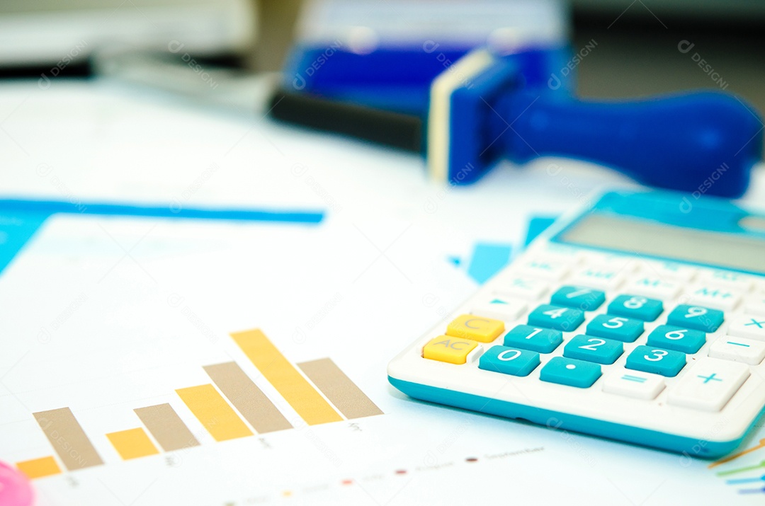 Plano de negócios financeiro na mesa.