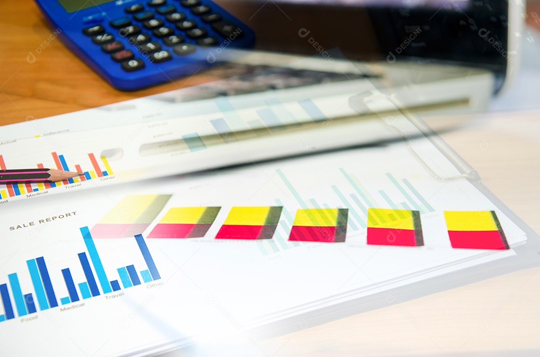 Negócios de desktop de análise financeira com gráficos e diagramas de contabilidade.