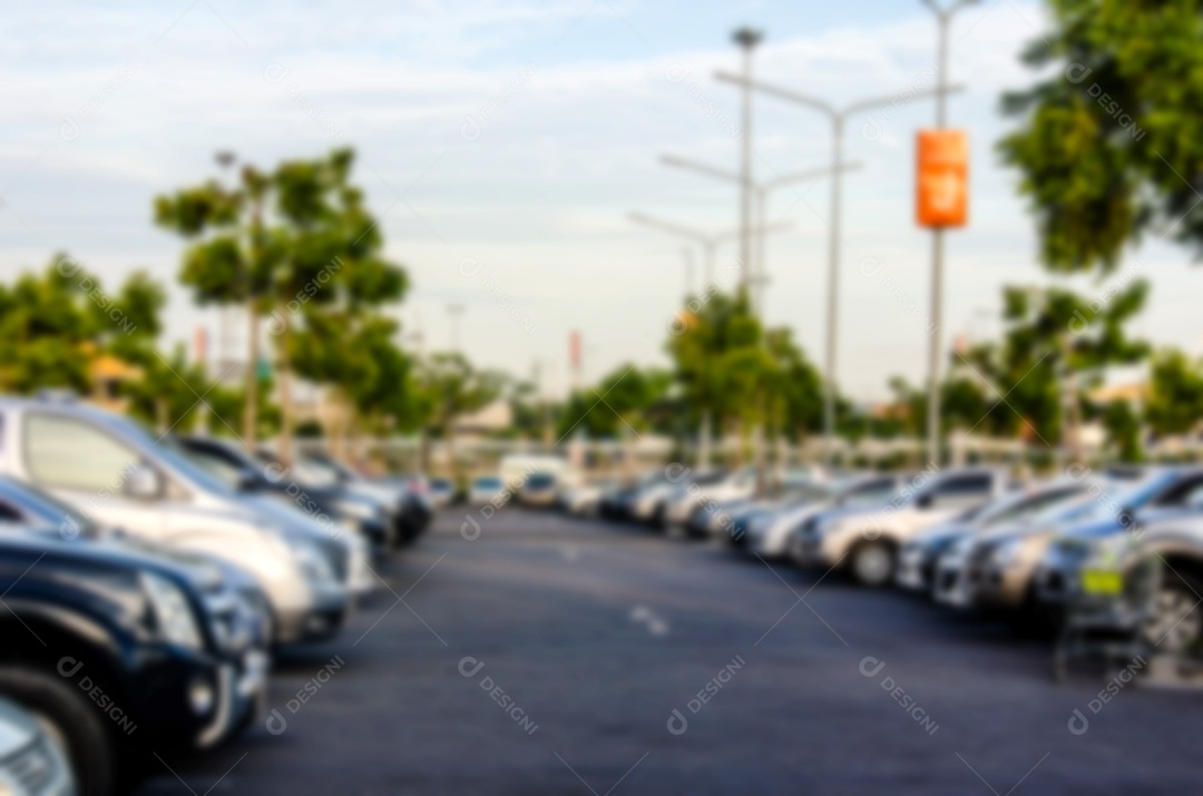 Foto de carros de estacionamento turva na cidade