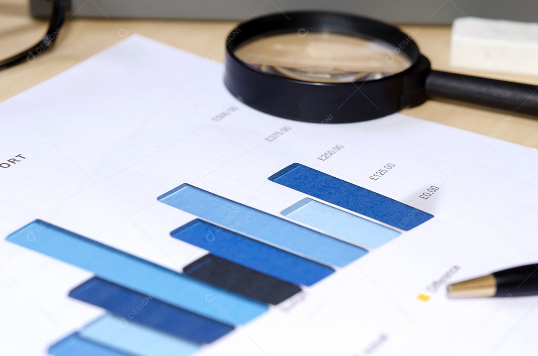 Análise de gráficos financeiros e caneta. Filtro Vintage retrô