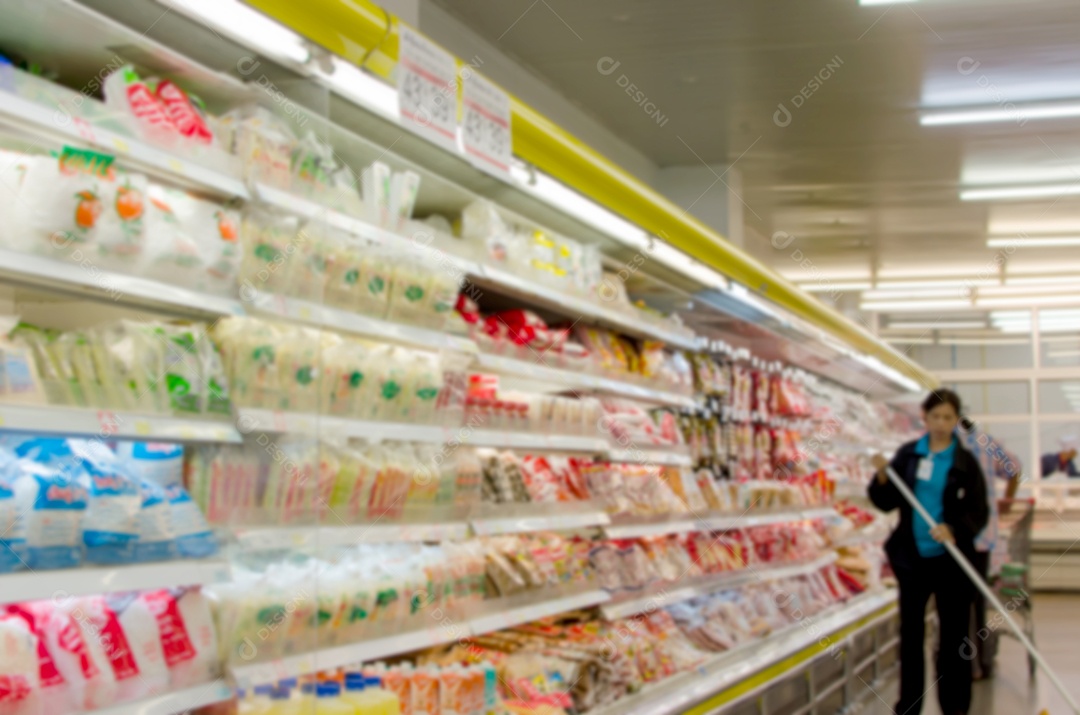 Comida de prateleiras turva no supermercado