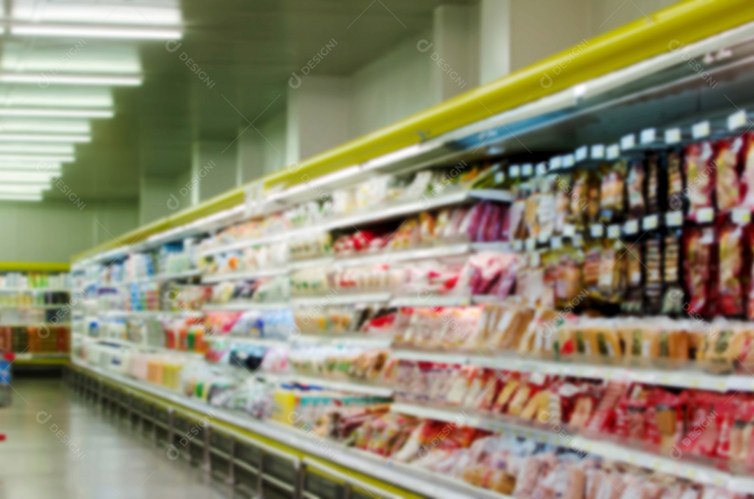 Comida de prateleiras turva no supermercado