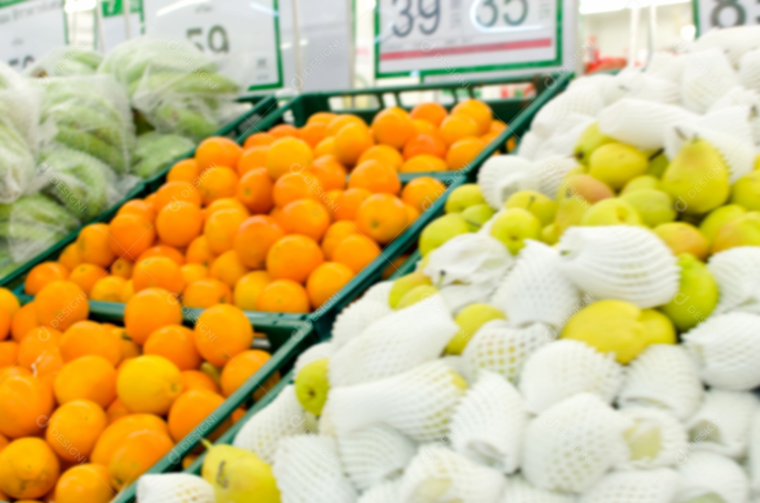 Comida de prateleiras turva no supermercado
