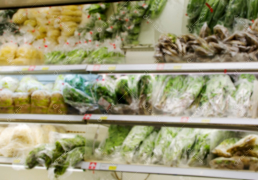 Comida de prateleiras turva no supermercado