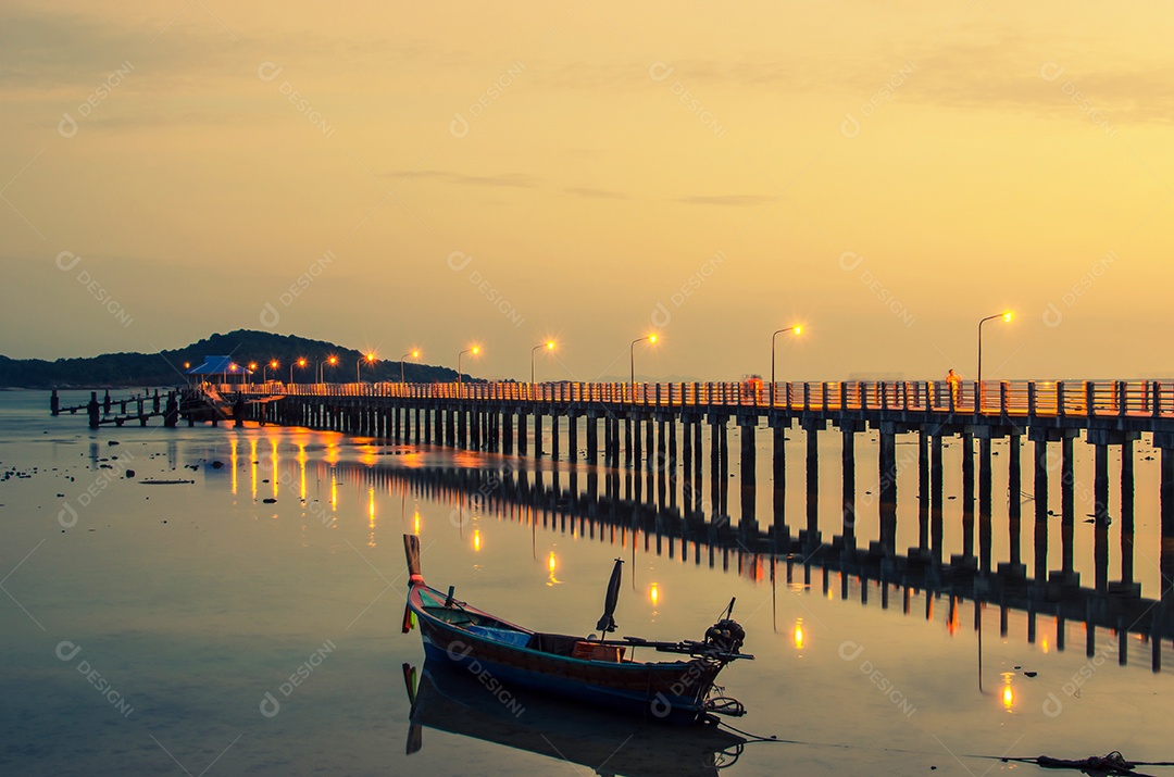 Barco e mar à noite em phuket Tailândia .