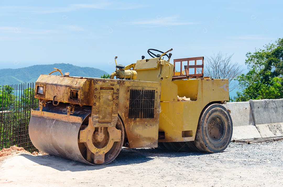 Rolos compactadores durante os trabalhos de compactação de asfalto