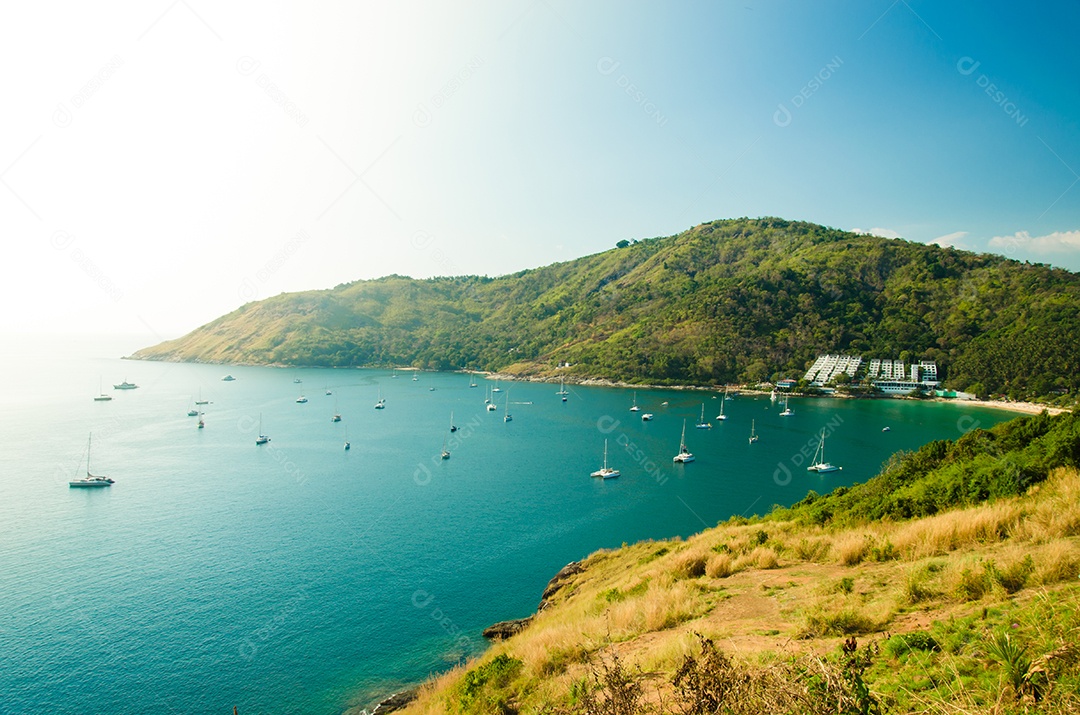 A paisagem do oceano tropical no oceano turquesa renuncia com barcos perto da praia de Tailândia