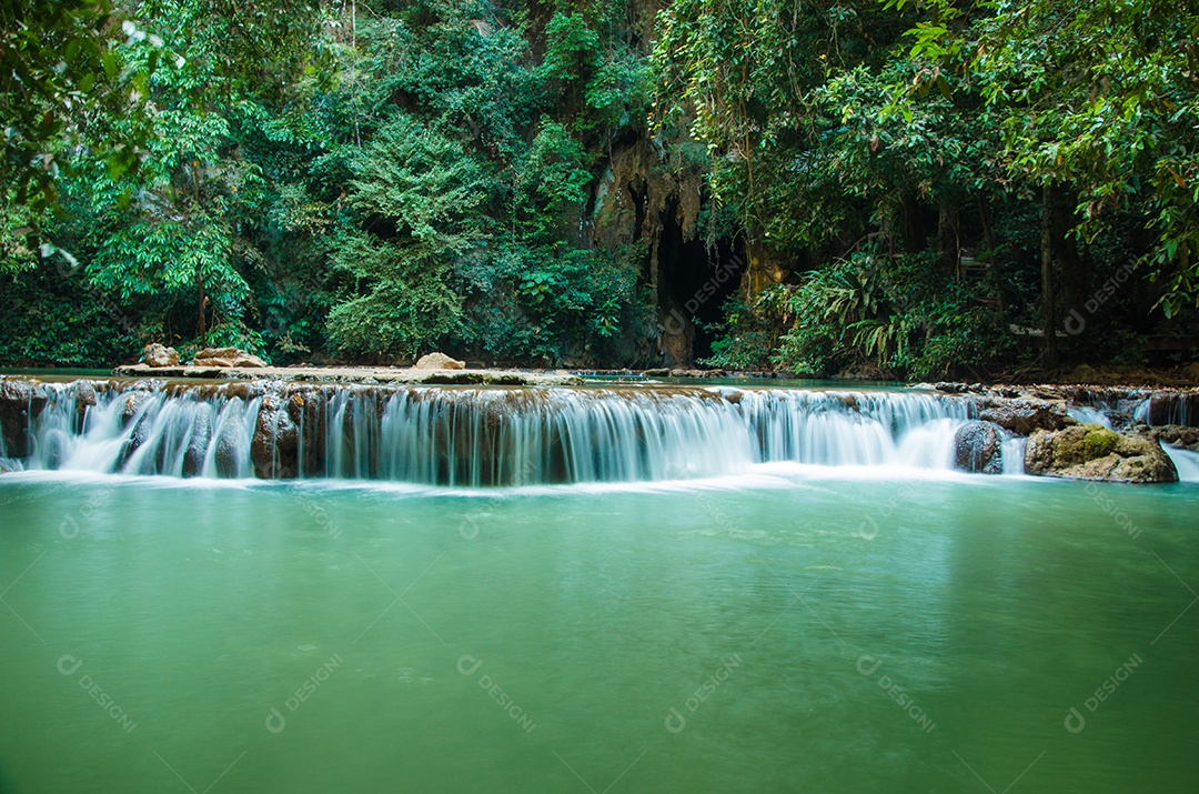 A cachoeira no Parque Nacional, Tailândia