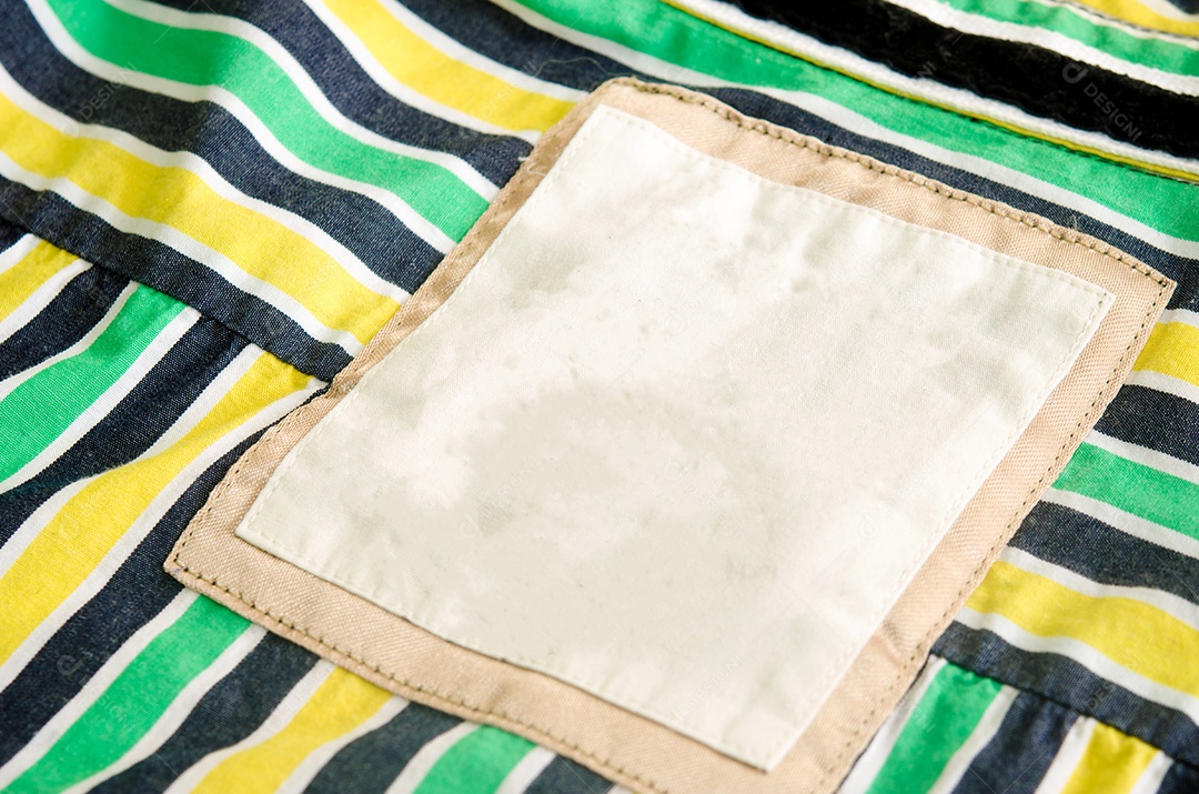 Etiqueta da marca em uma camisa da melhor qualidade - close-up