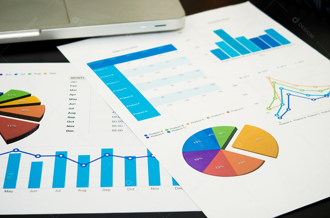 Negócios de desktop de análise financeira com gráficos de contabilidade