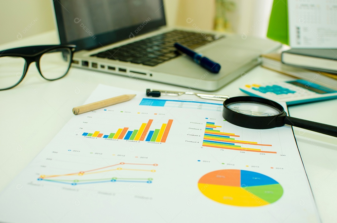 Marketing de plano de negócios e computador na mesa.