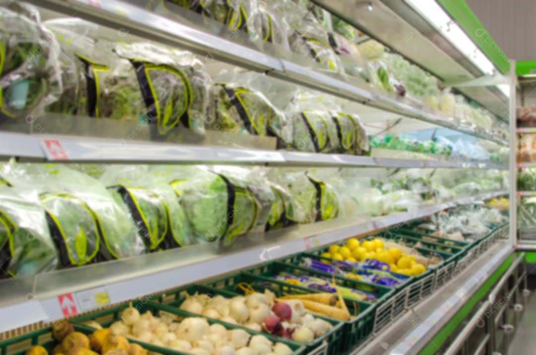 Comida de prateleiras turva no supermercado