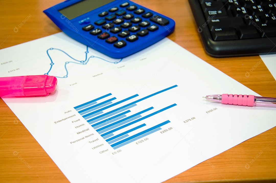 Gráfico e computador na mesa