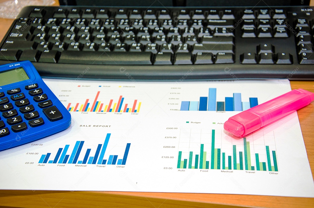 Documentos, gráficos em uma mesa.