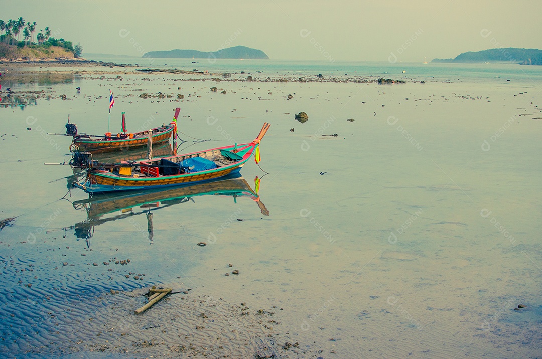 Barco e mar à noite em phuket Tailândia .