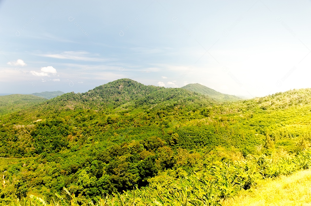 Montanhas durante o dia. Phuket Tailândia