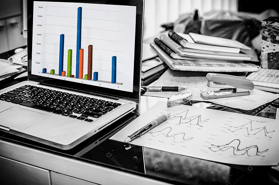 Mesa de negócios com teclado, gráfico de relatório, caneta e tablet. Filtrar imagens em preto e branco