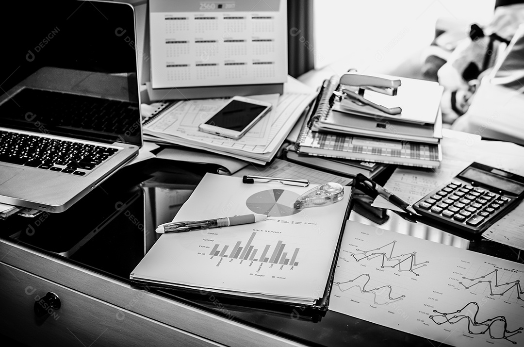 Mesa de negócios com teclado, gráfico de relatório, caneta e tablet. Filtrar imagens em preto e branco