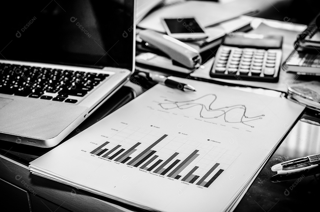 Mesa de negócios com teclado, gráfico de relatório, caneta e tablet. Filtrar imagens em preto e branco