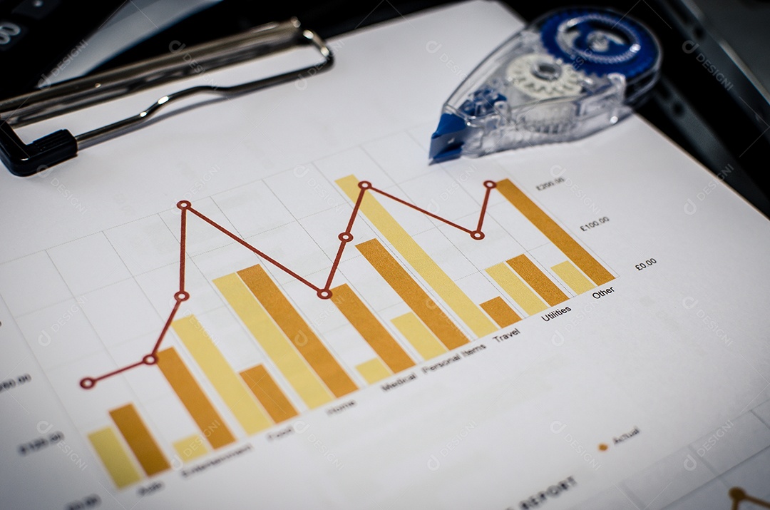 Papel gráfico financeiro na mesa -filtro vintage.