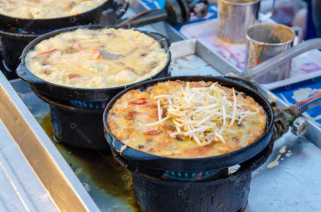 Comida tailandesa, panqueca de mexilhão frito em panela quente