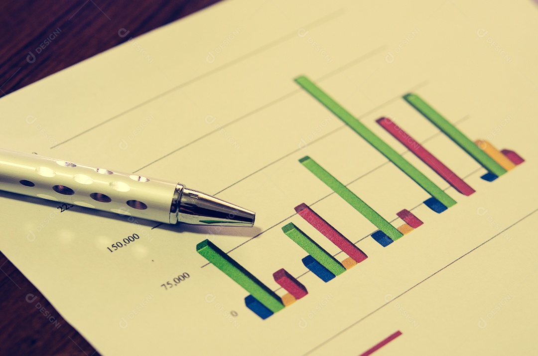 Análise de gráficos financeiros e caneta. Filtro Vintage retrô