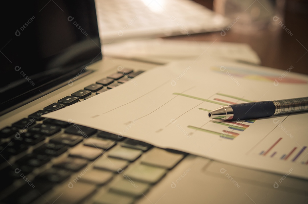 Documentos na mesa de escritório com computador portátil e gráfico financeiro com diagrama de rede social - Filtrar vintage