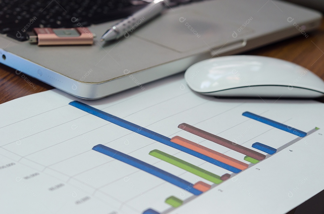 Documento de negócios no local de trabalho de escritório com computador