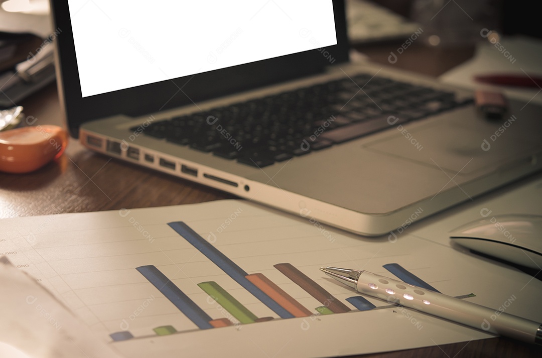 Documentos na mesa de escritório com computador portátil e gráfico financeiro com diagrama de rede social - Filtrar vintage
