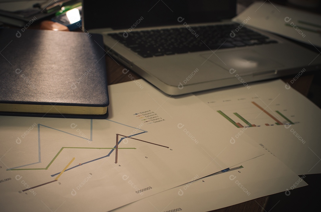 Documentos na mesa de escritório com computador portátil e gráfico financeiro com diagrama de rede social - Filtrar vintage