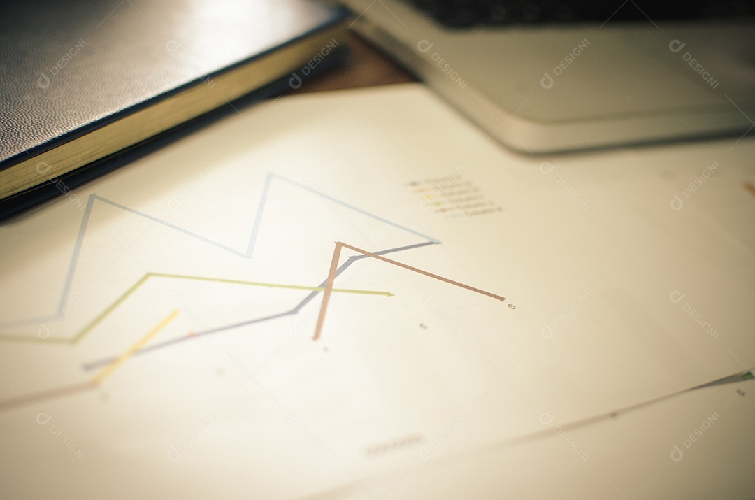 Documentos na mesa de escritório com computador portátil e gráfico financeiro com diagrama de rede social - Filtrar vintage