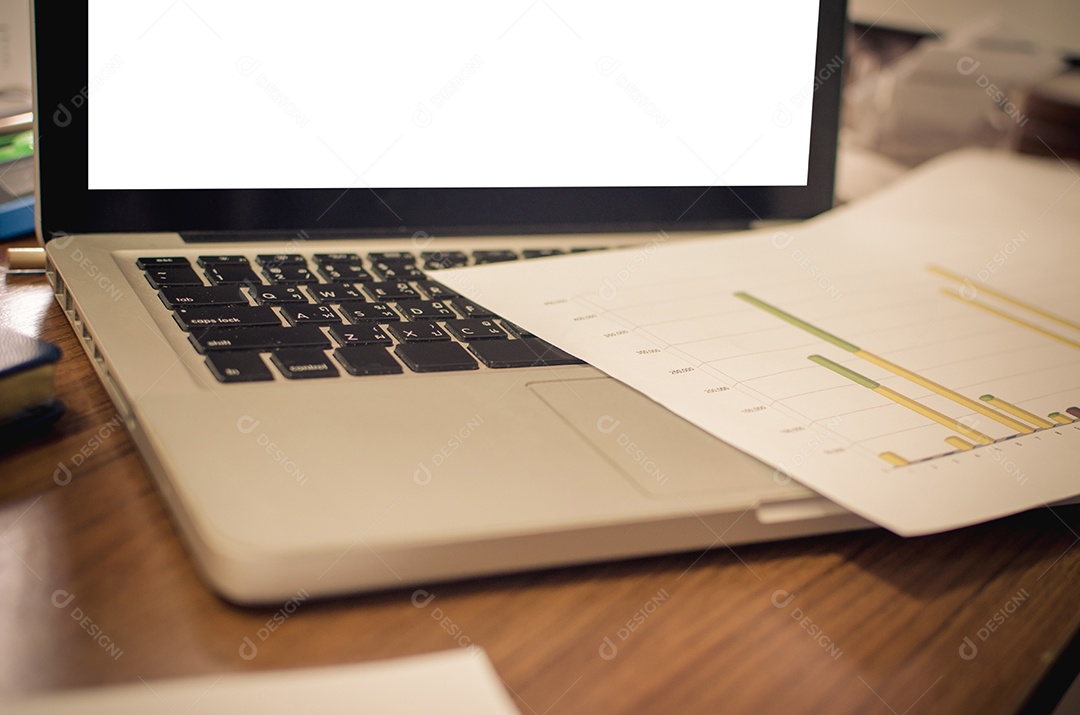 Documentos na mesa de escritório com computador portátil e gráfico financeiro com diagrama de rede social - Filtrar vintage