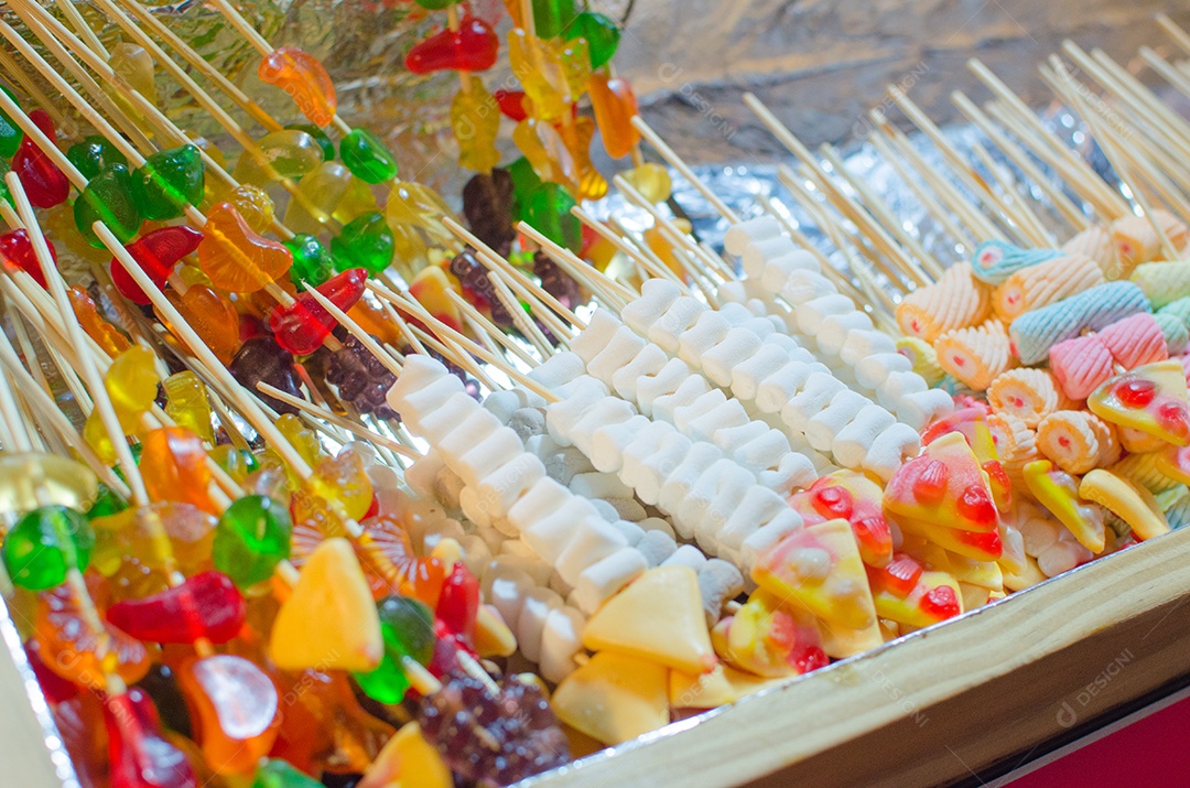 Marshmallow colorido decorativo em varas