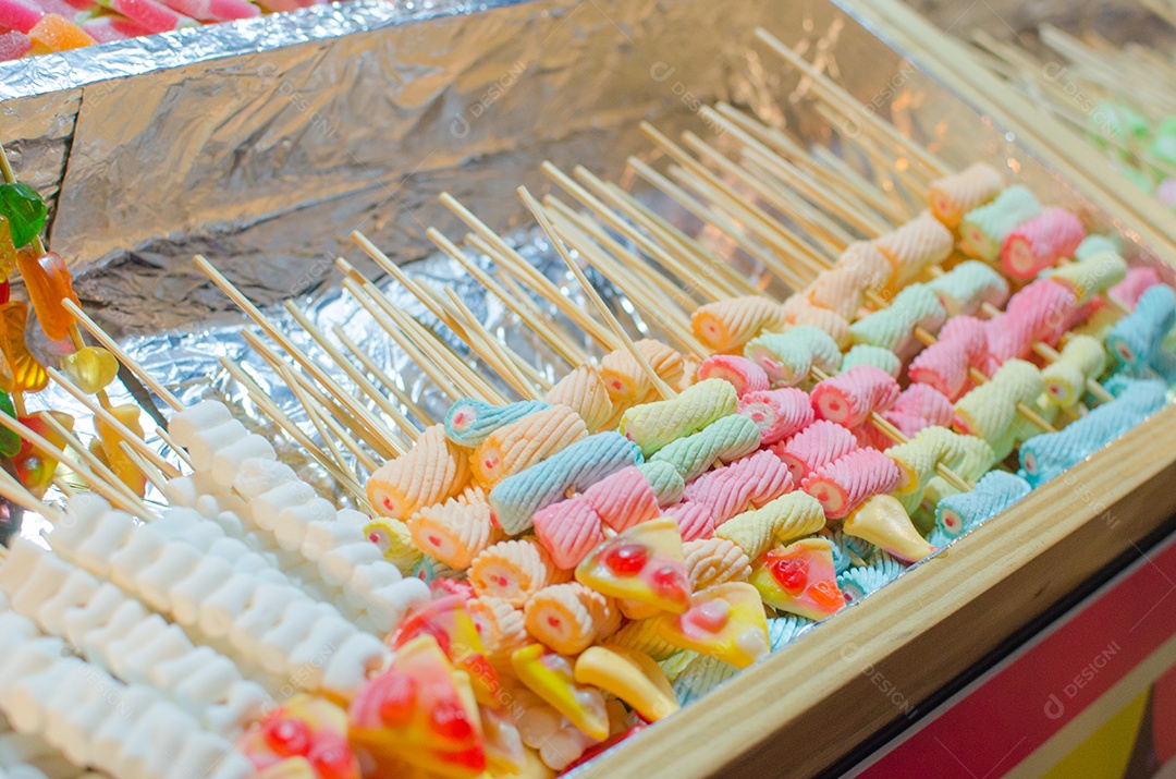 Marshmallow colorido decorativo em varas