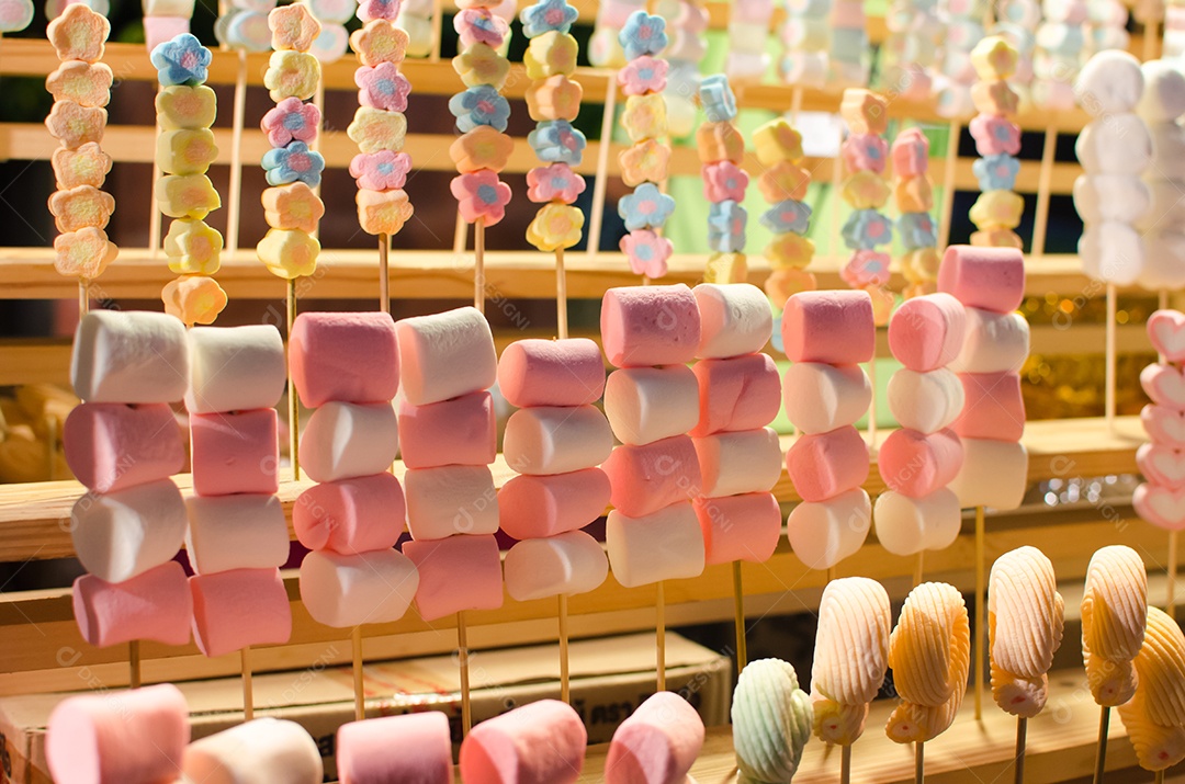 Marshmallow colorido decorativo em varas