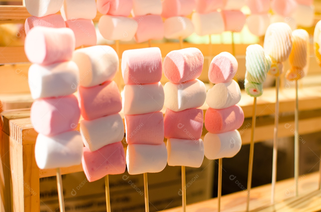 Marshmallow colorido decorativo em varas