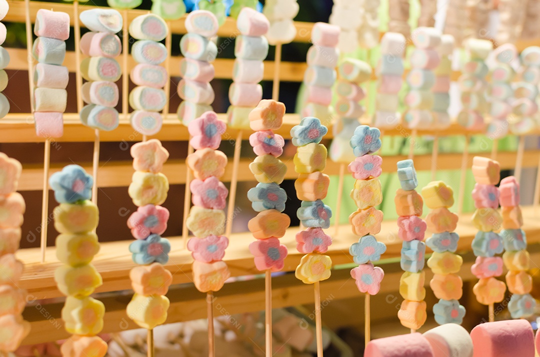 Marshmallow colorido decorativo em varas