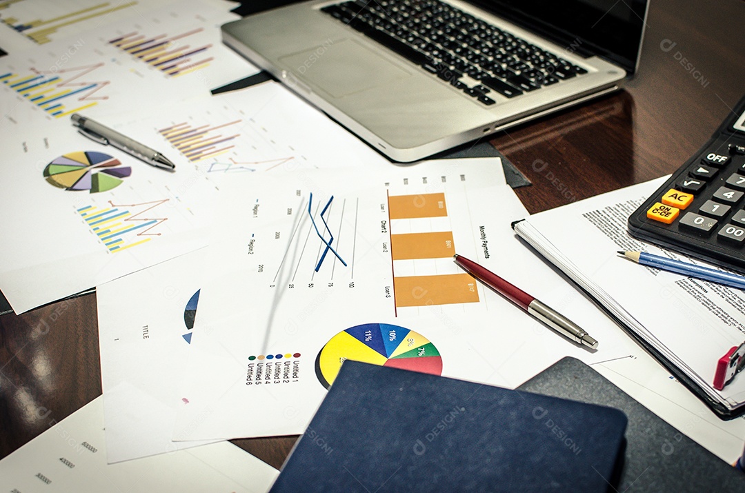 Documento de negócios no local de trabalho de escritório com computador