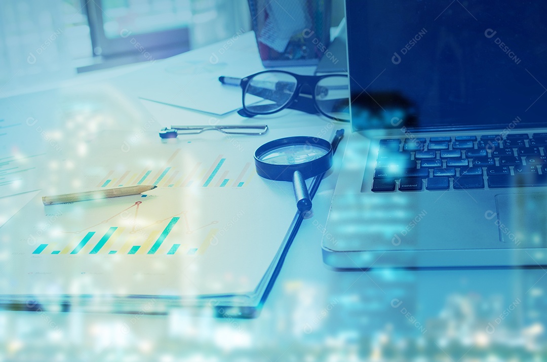 Dupla exposição de documentos comerciais da cidade e computador com crescimento de gráficos