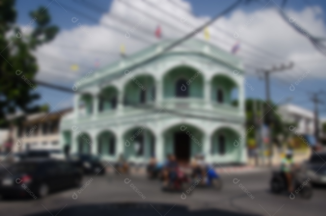 Carro turva na estrada, cidade bonita.