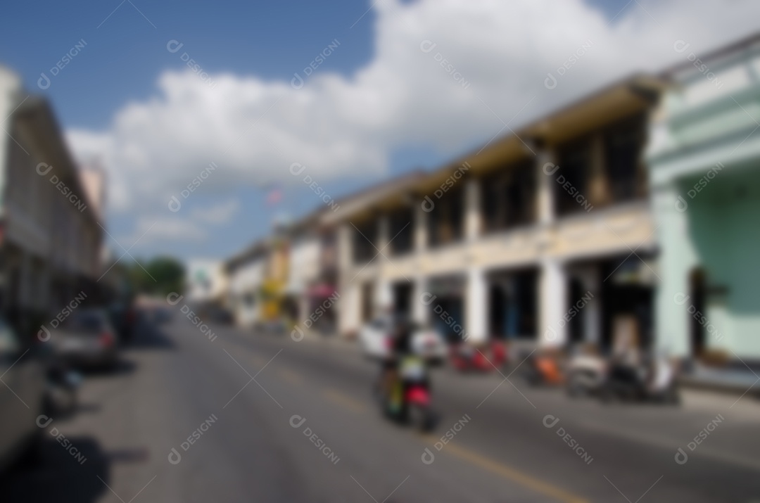 Carro turva na estrada, cidade bonita.